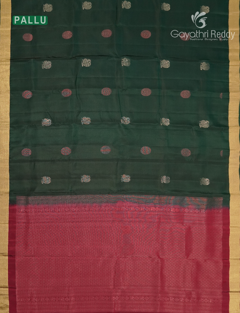 Pure Kanchipuram Silk Saree in Bottle Green ( Small Borders )