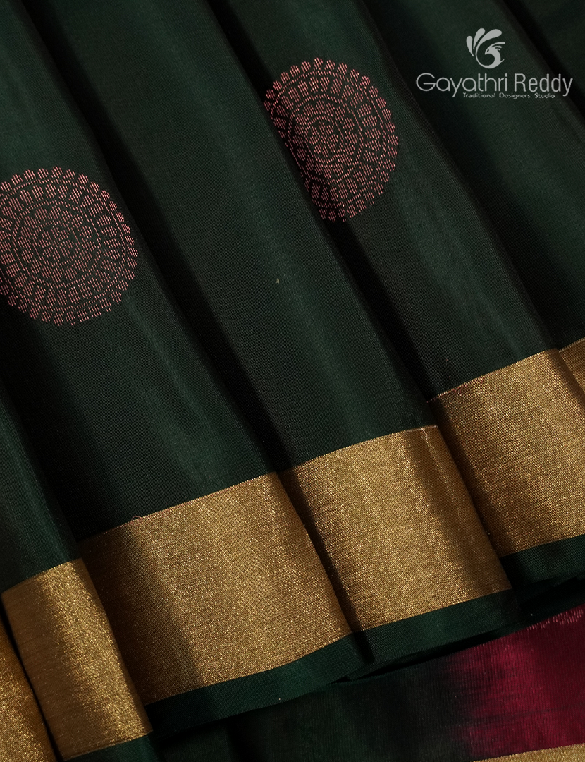 Pure Kanchipuram Silk Saree in Bottle Green ( Small Borders )