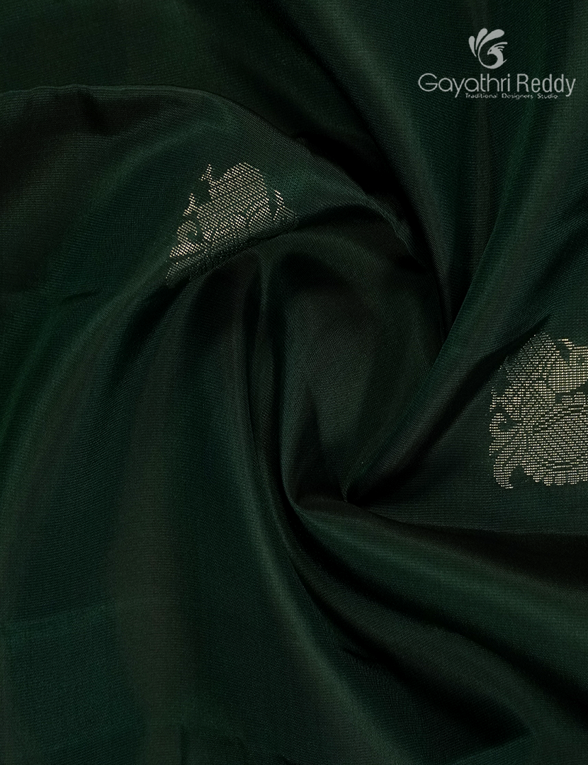 Pure Kanchipuram Silk Saree in Bottle Green ( Small Borders )