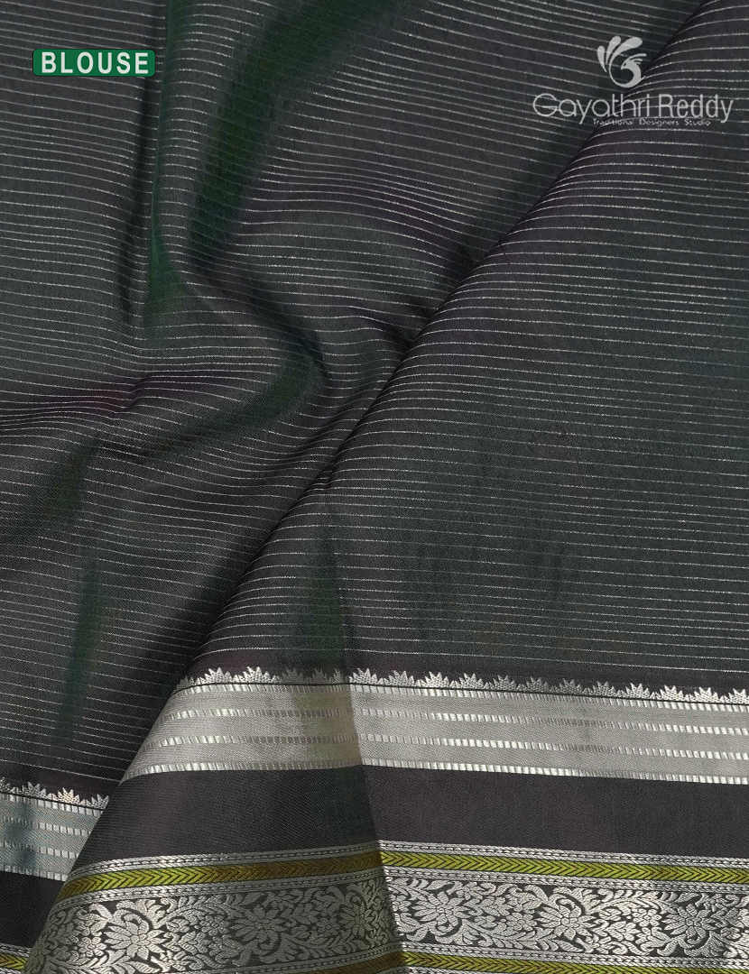 Pure Kanchipuram Silk Vintage Saree in Dual Tone of Sea Green and Black