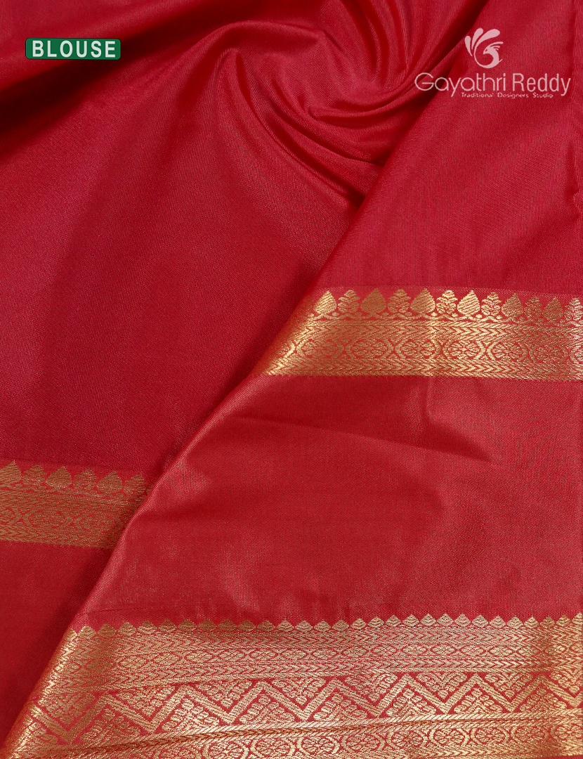 Semi Kanchipuram Silk Saree in Dual tone of Mehendi Green and Grey