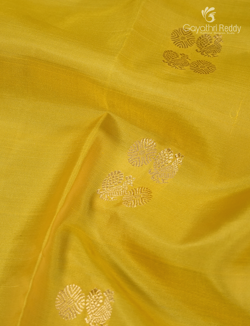 Pure Kanchipuram Vintage Silk Saree ( Medium Border ) in Yellow
