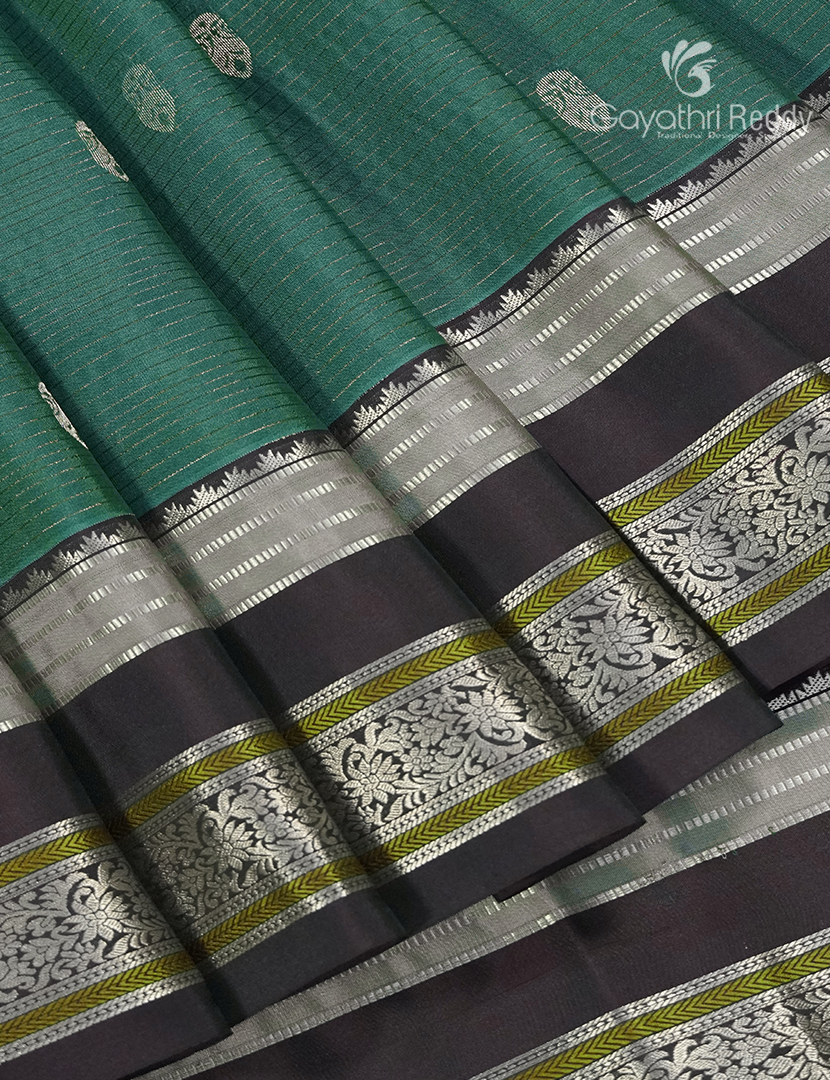 Pure Kanchipuram Silk Vintage Saree in Dual Tone of Sea Green and Black
