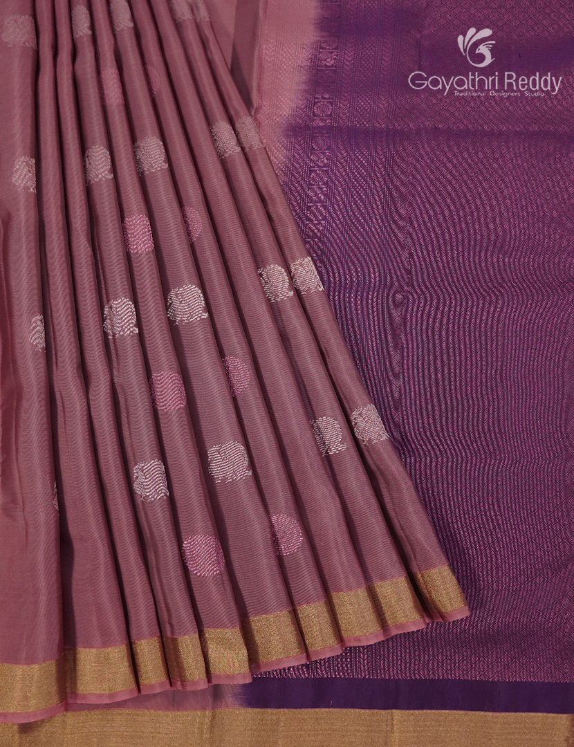 Pure Kanchipuram Silk Saree in Onion Pink ( Small Borders )