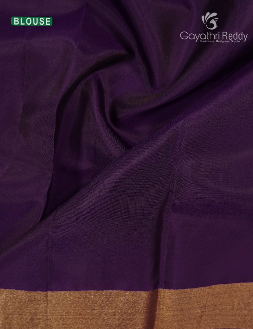 Pure Kanchipuram Silk Saree in Onion Pink ( Small Borders )
