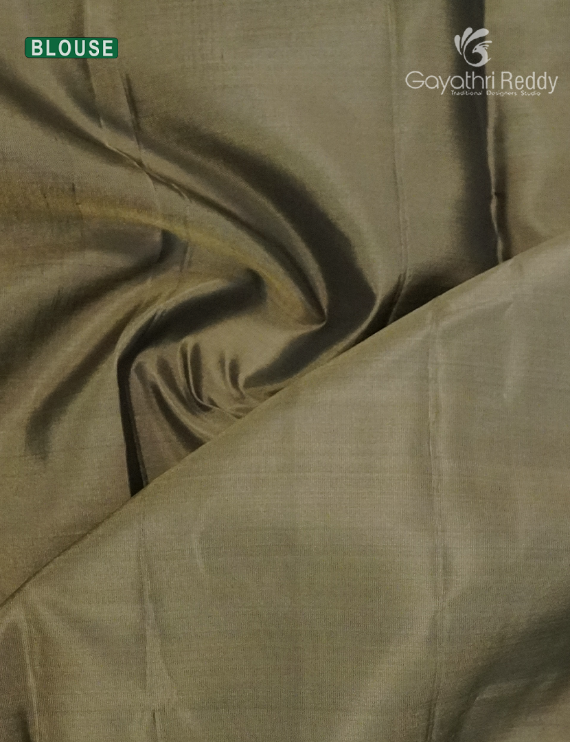 Pure Kanchipuram Silk  Saree in Bottle Green ( Butta Style )
