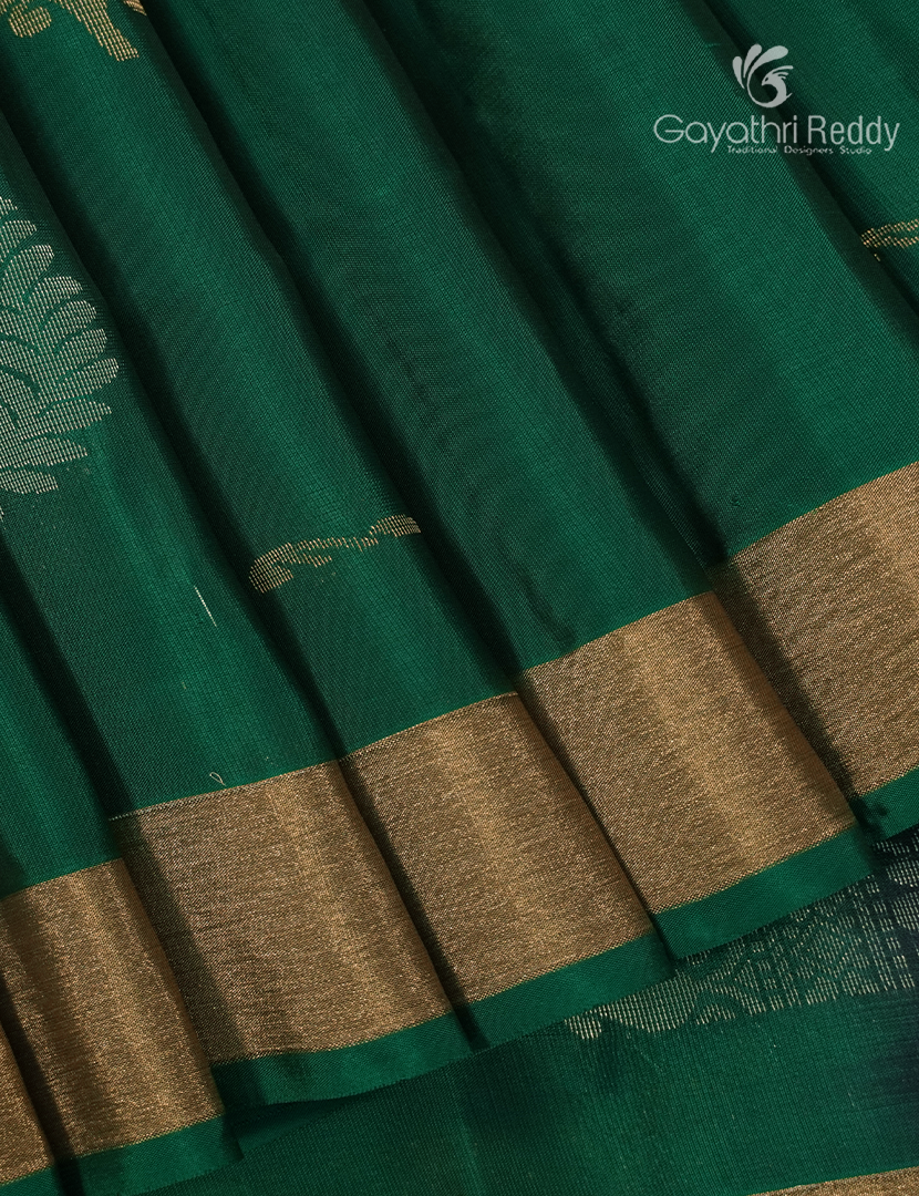 Pure Kanchipuram Silk Saree in Emerald Green ( Small Borders )