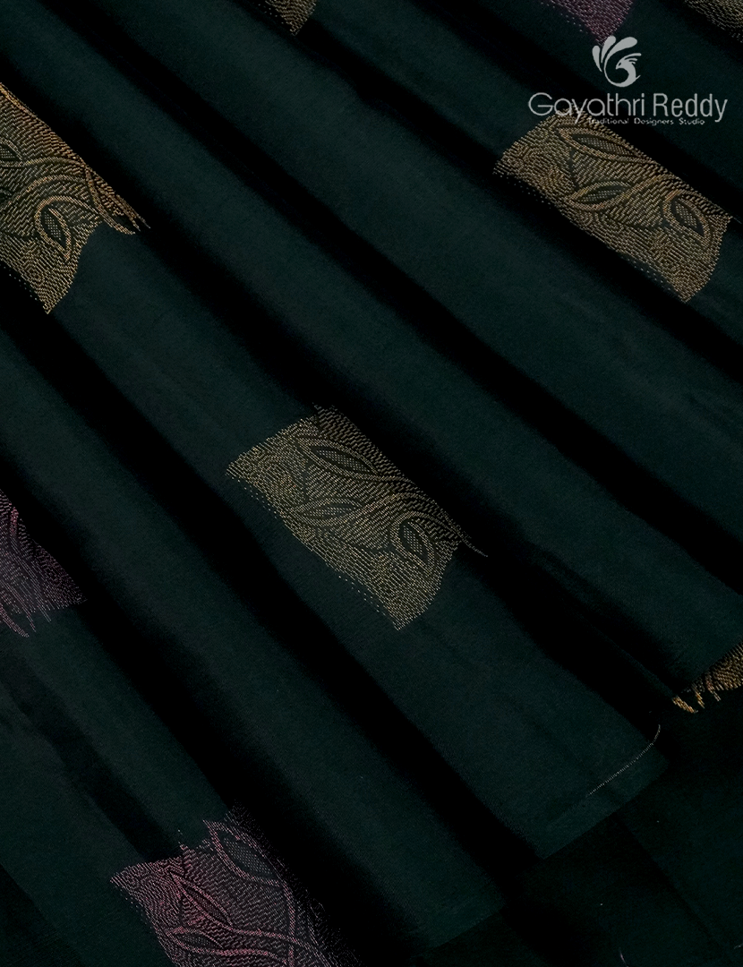Pure Kanchipuram Silk  Saree in Bottle Green ( Butta Style )