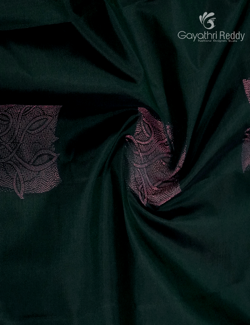 Pure Kanchipuram Silk  Saree in Bottle Green ( Butta Style )
