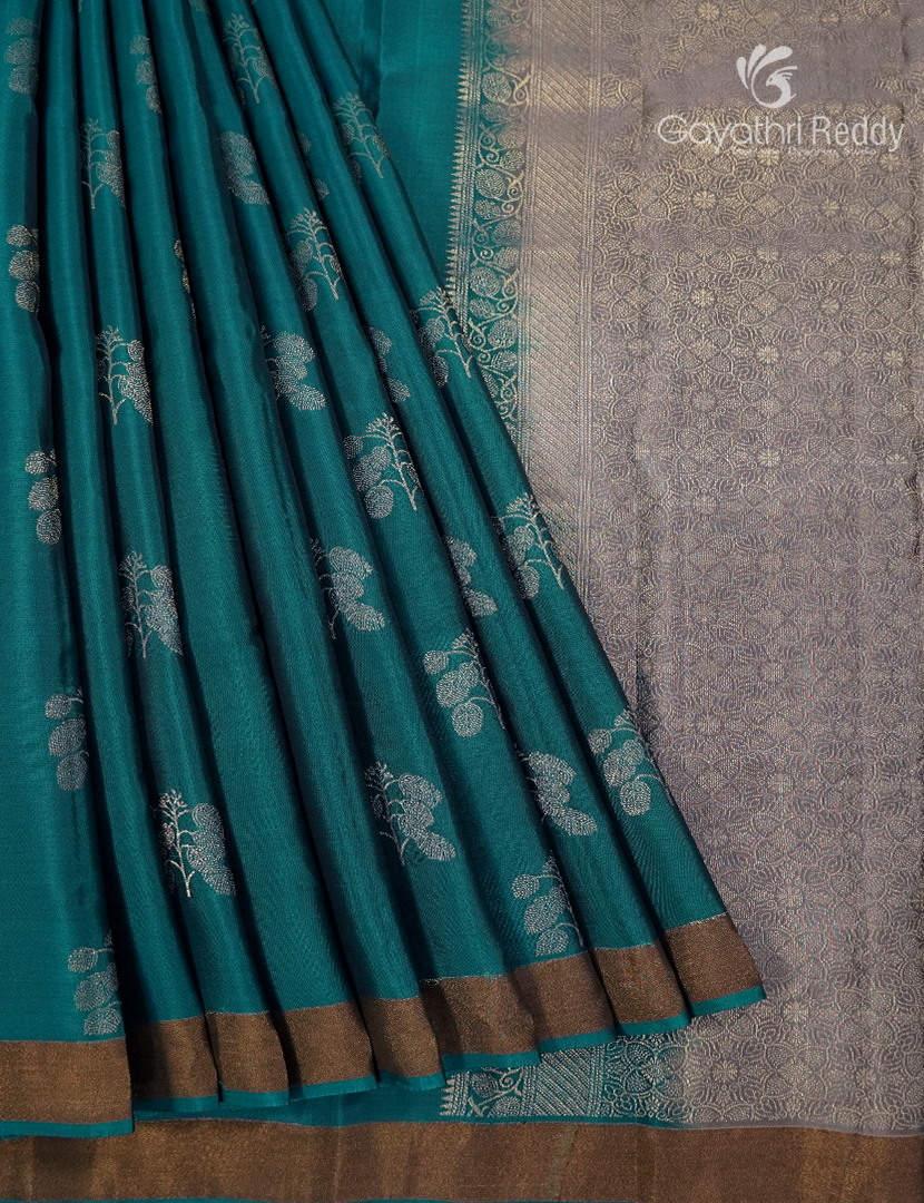 Pure Kanchipuram Silk Saree in Green ( Small Borders )