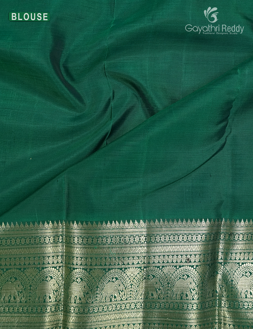 Pure Kanchipuram Vintage Silk Saree ( Medium Border ) in Deep Violet and Bottle Green and