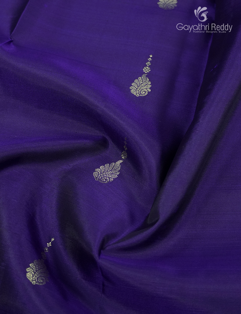 Pure Kanchipuram Vintage Silk Saree ( Medium Border ) in Deep Violet and Bottle Green and
