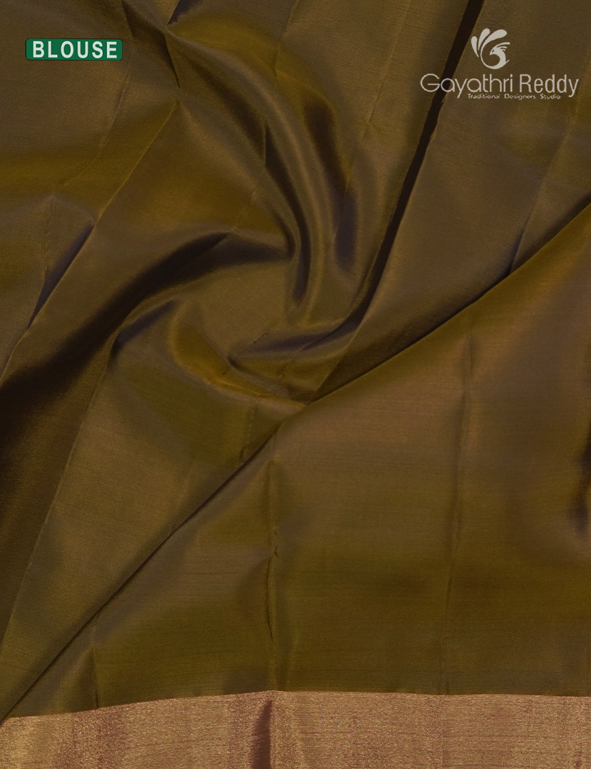 Pure Kanchipuram Silk Saree in Deep Magenta and Mehendi Green ( Small Borders )