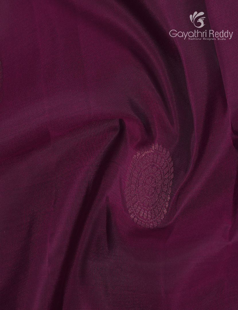 Pure Kanchipuram Silk Saree in Deep Magenta and Mehendi Green ( Small Borders )