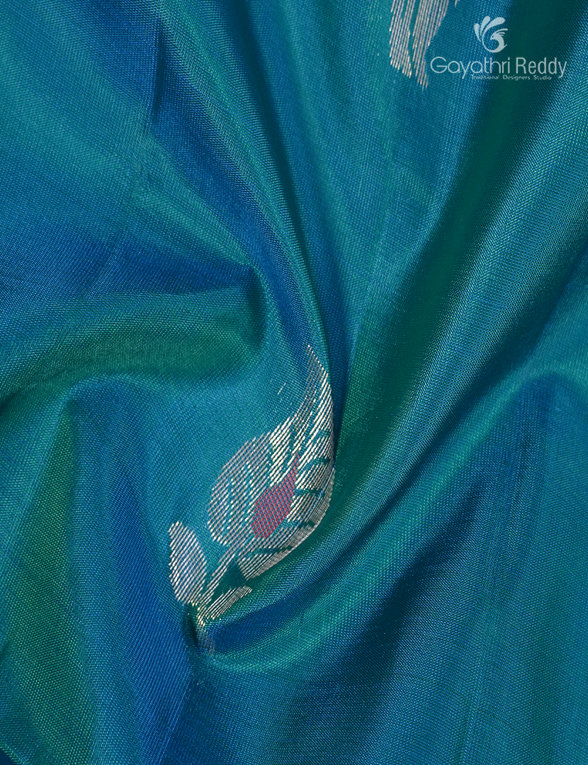 Light weight Kanchipuram Silk Saree in Peacock Green