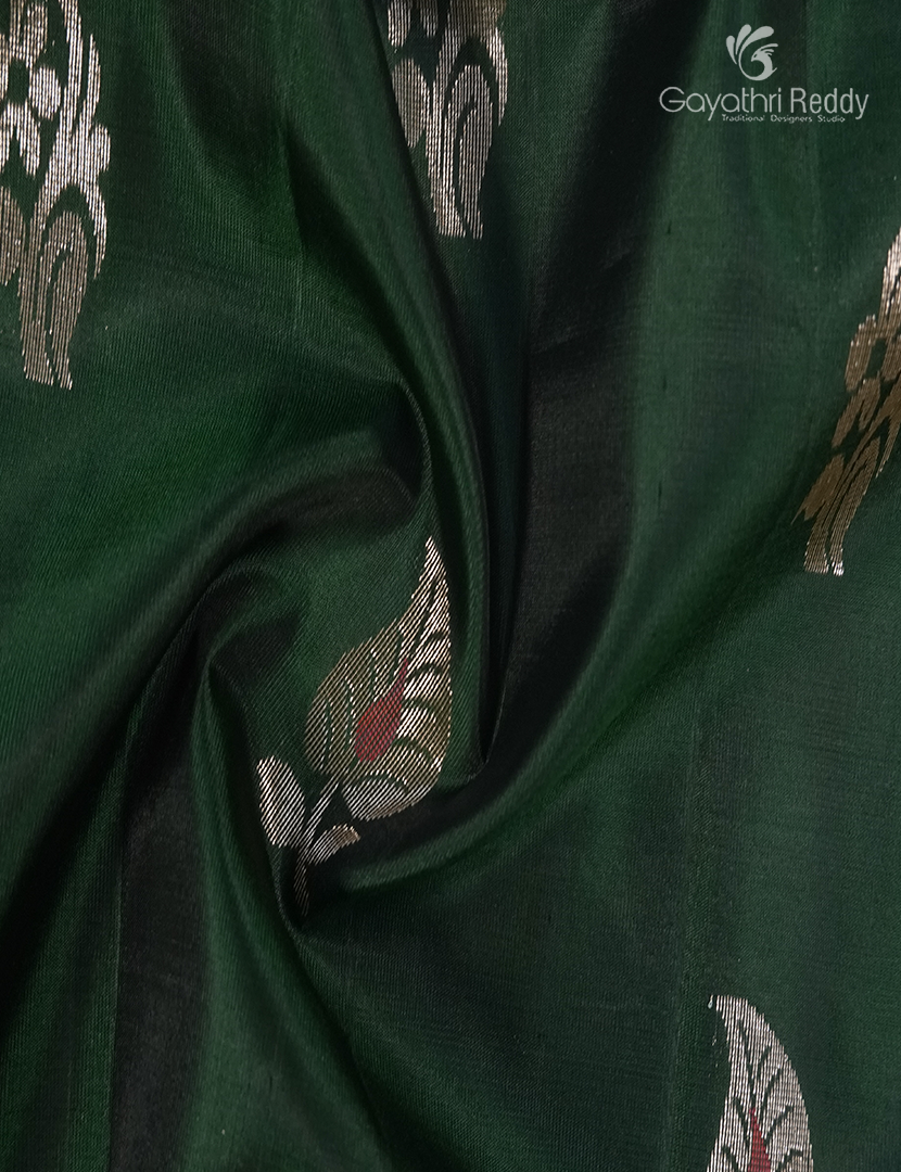 Light weight Kanchipuram Silk Saree in Deep Bottle Green and Mehendi Green