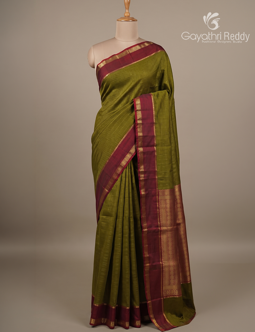 Pure Kanchipuram Silk Saree  in Mehendi Green and Deep Red(Light Weight)