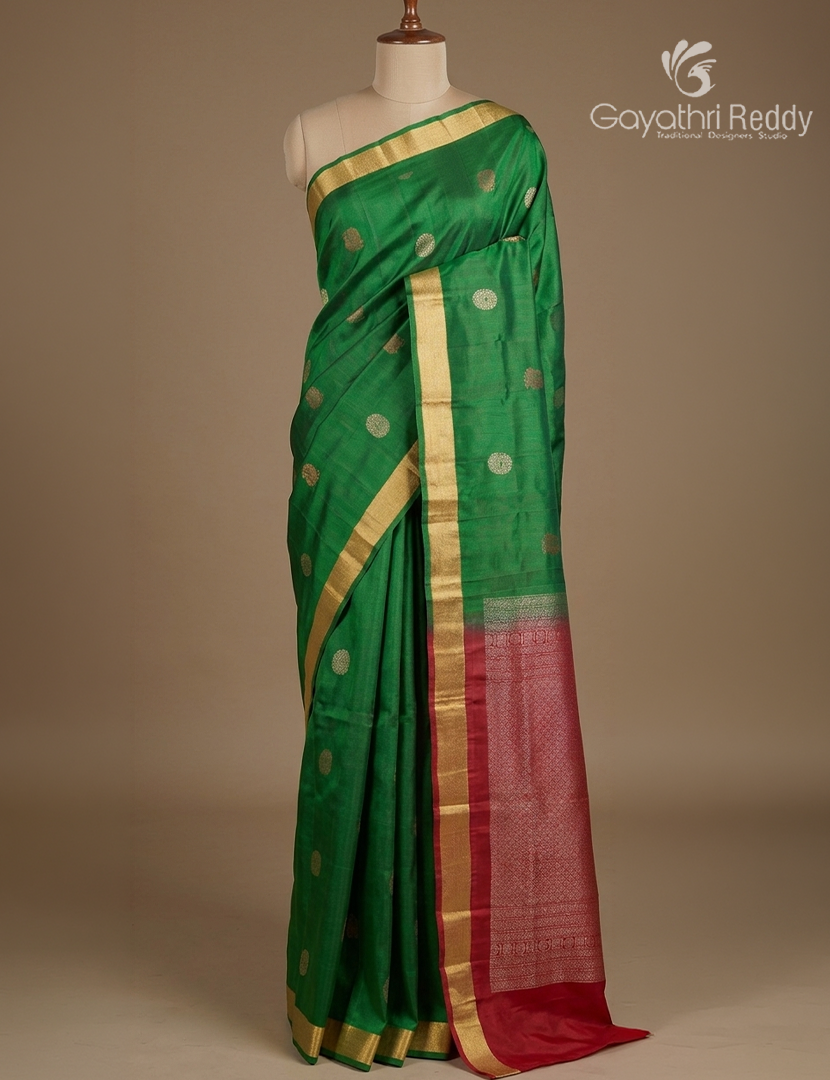 Pure Kanchipuram Silk Saree in Green ( Small Borders )