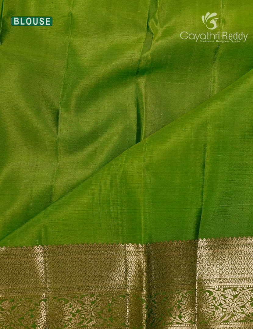 Pure Kanchipuram Silk Saree in Mehendi Green (Medium Borders )