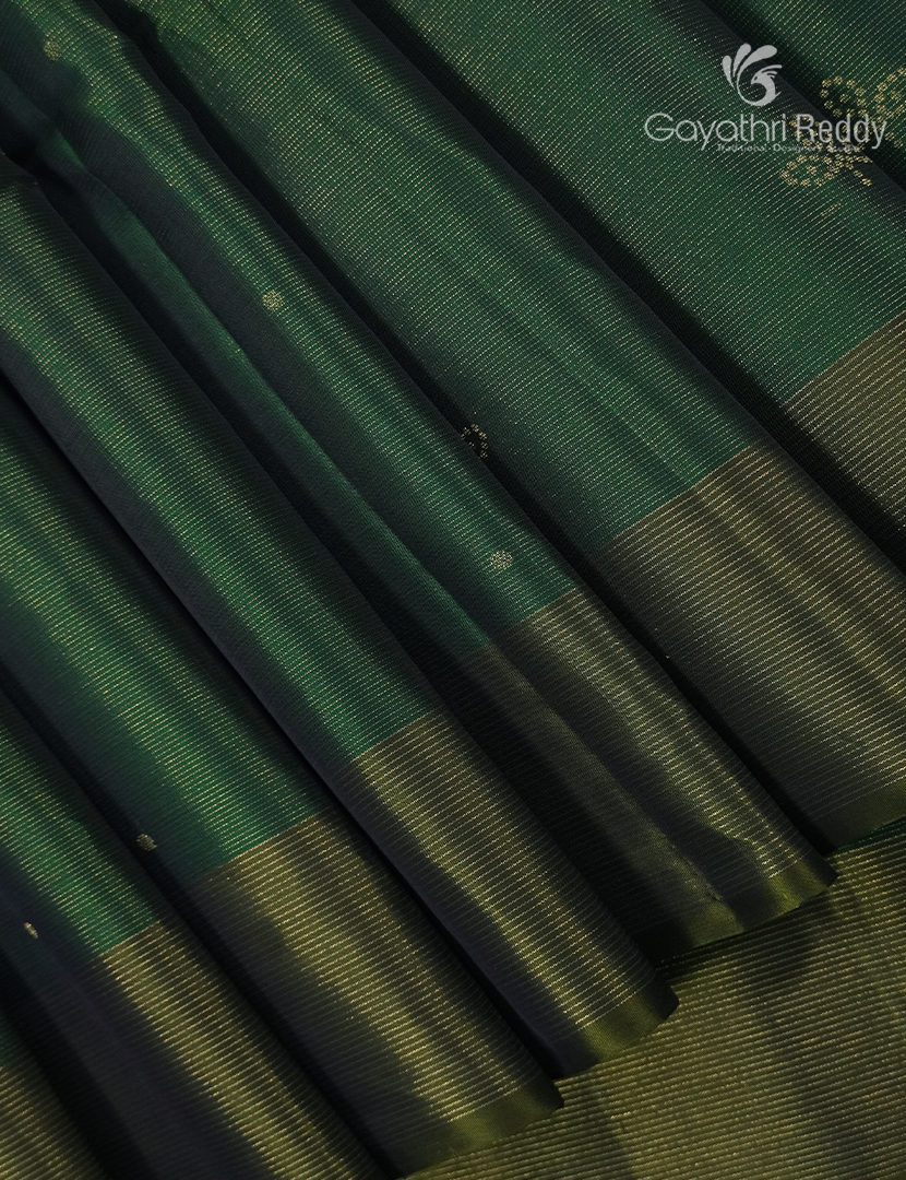 Pure  Kanchipuram Light Weight Silk Saree in Green and Mehendi Green