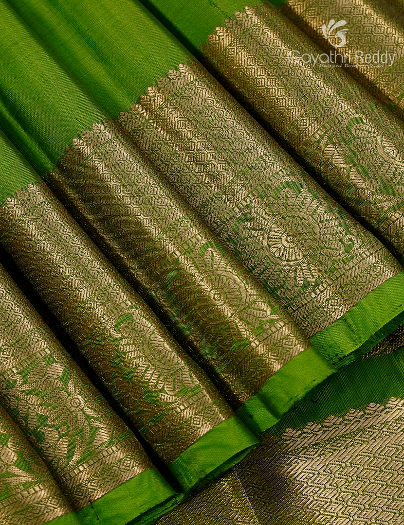 Pure Kanchipuram Silk Saree in Mehendi Green (Medium Borders )
