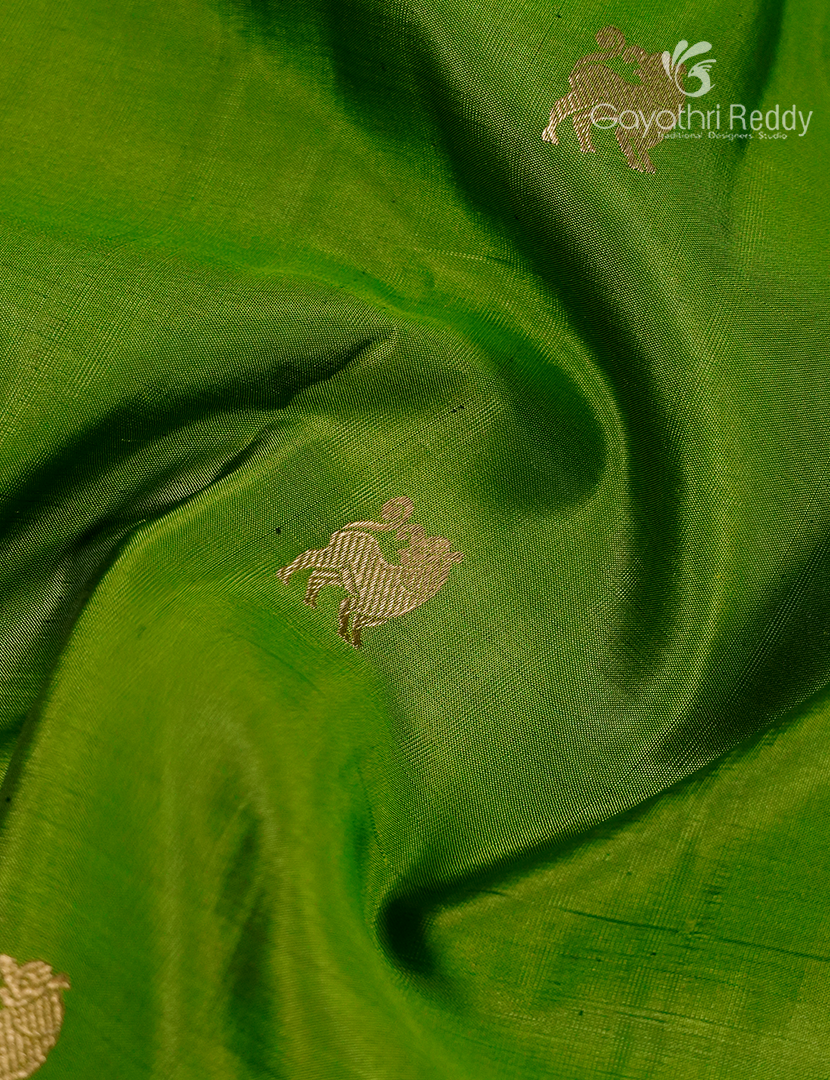 Pure Kanchipuram Silk Saree in Mehendi Green (Medium Borders )