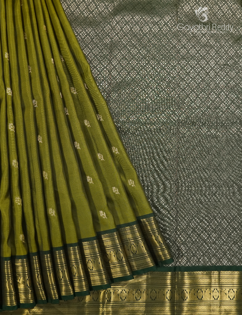 Pure Kanchipuram Silk Saree in Mehendi Green and Deep Bottle Green