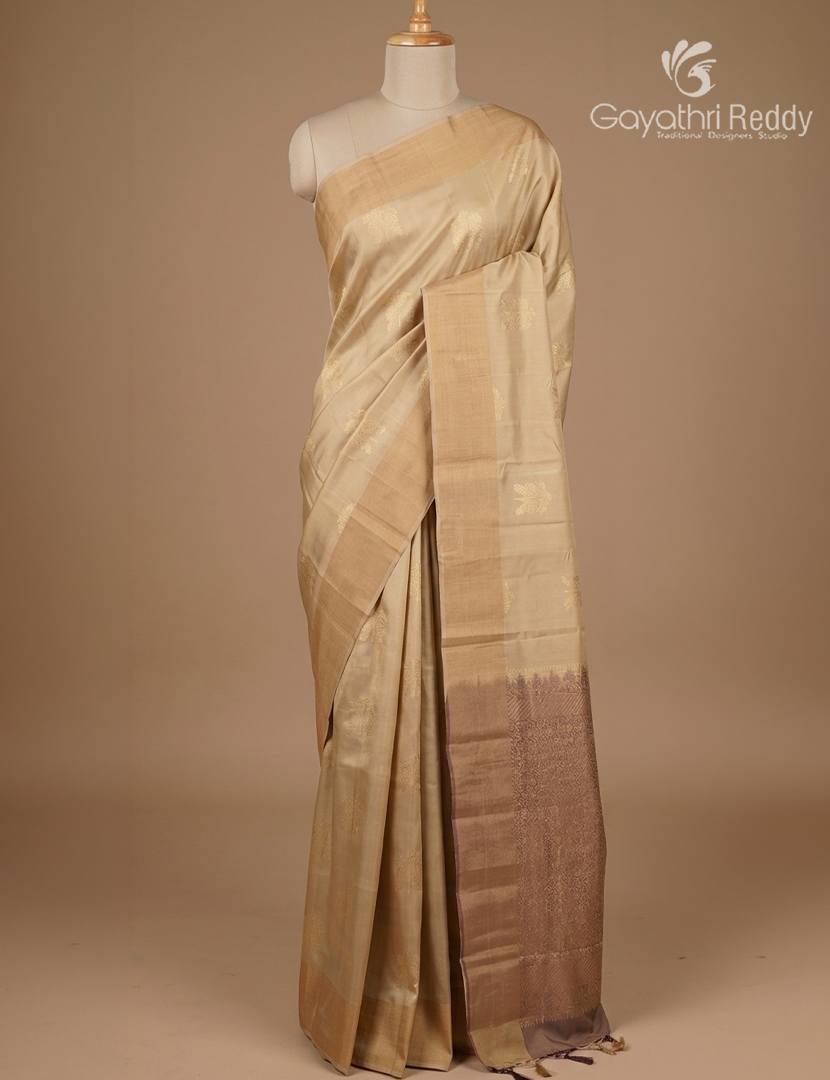Pure Kanchipuram Silk Saree in Ivory ( Small Borders )