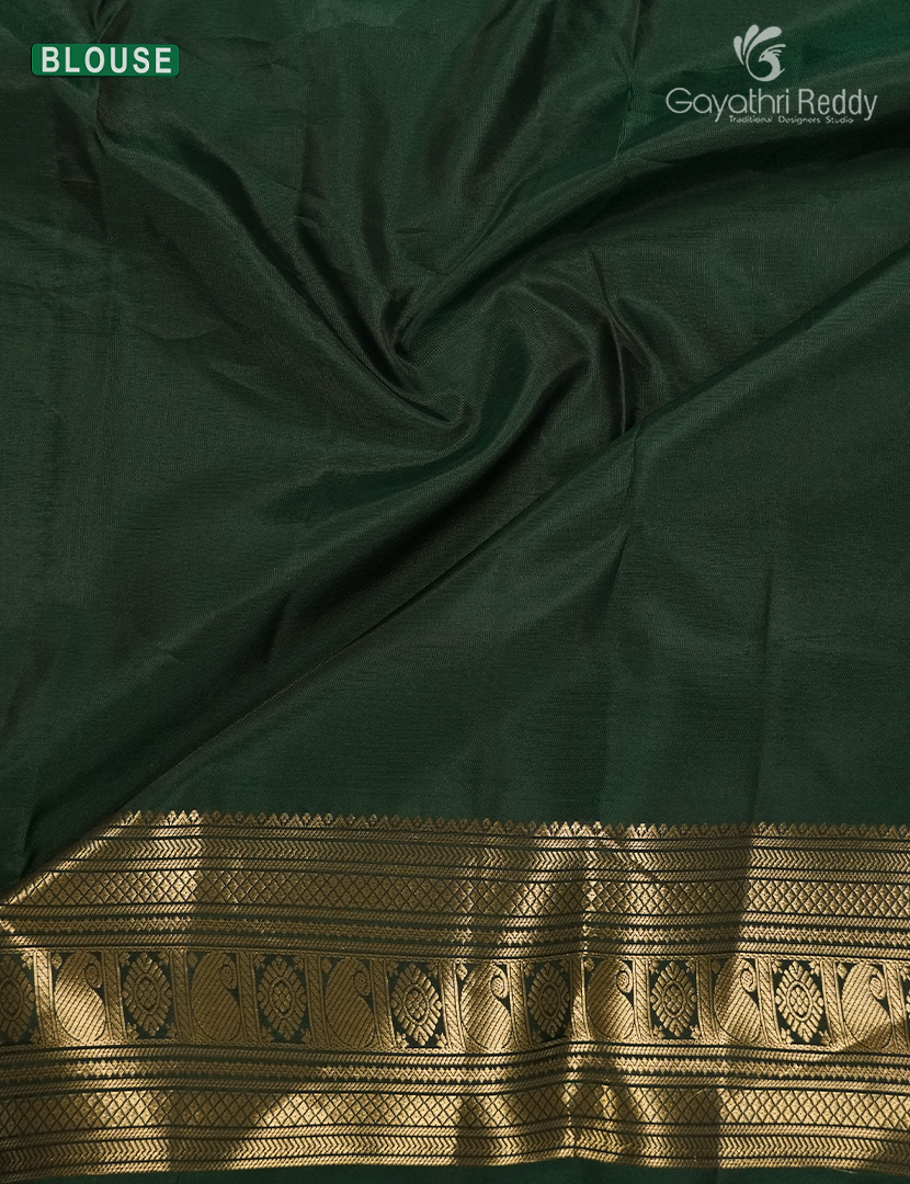 Pure Kanchipuram Silk Saree in Mehendi Green and Deep Bottle Green