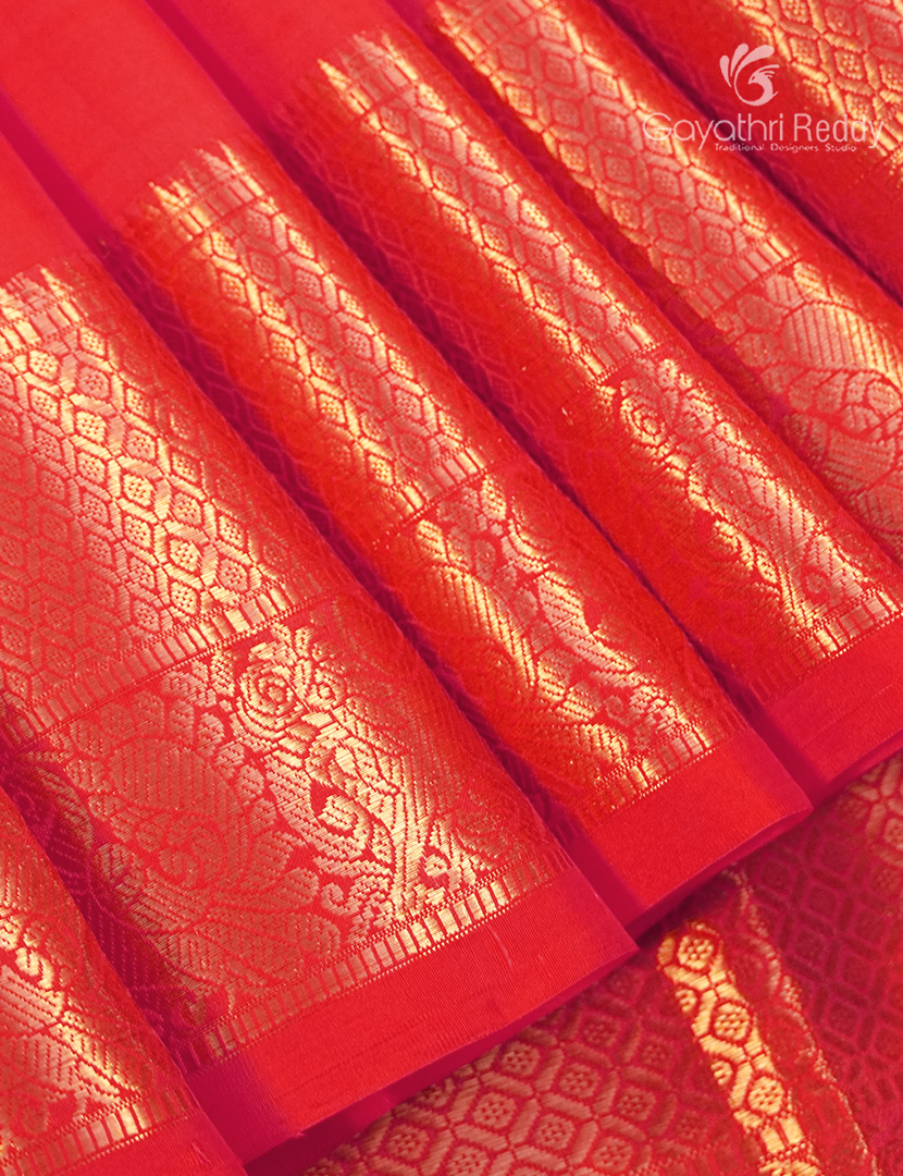 Pure Kanchipuram Silk Saree in Crimson Red (Medium Borders )