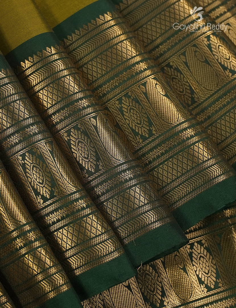 Pure Kanchipuram Silk Saree in Mehendi Green and Deep Bottle Green