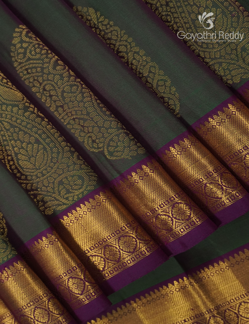 Pure Kanchipuram Silk Saree in Mehendi Green and Magents