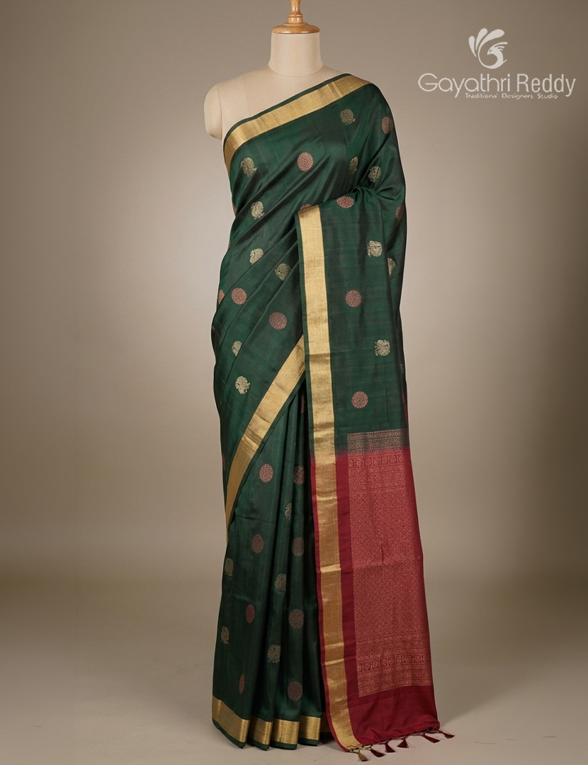 Pure Kanchipuram Silk Saree in Bottle Green ( Small Borders )
