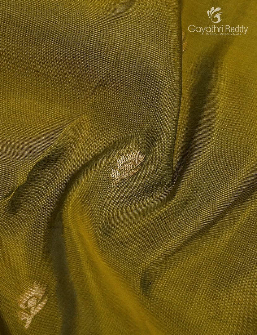 Pure Kanchipuram Silk Saree in Mehendi Green and Deep Bottle Green