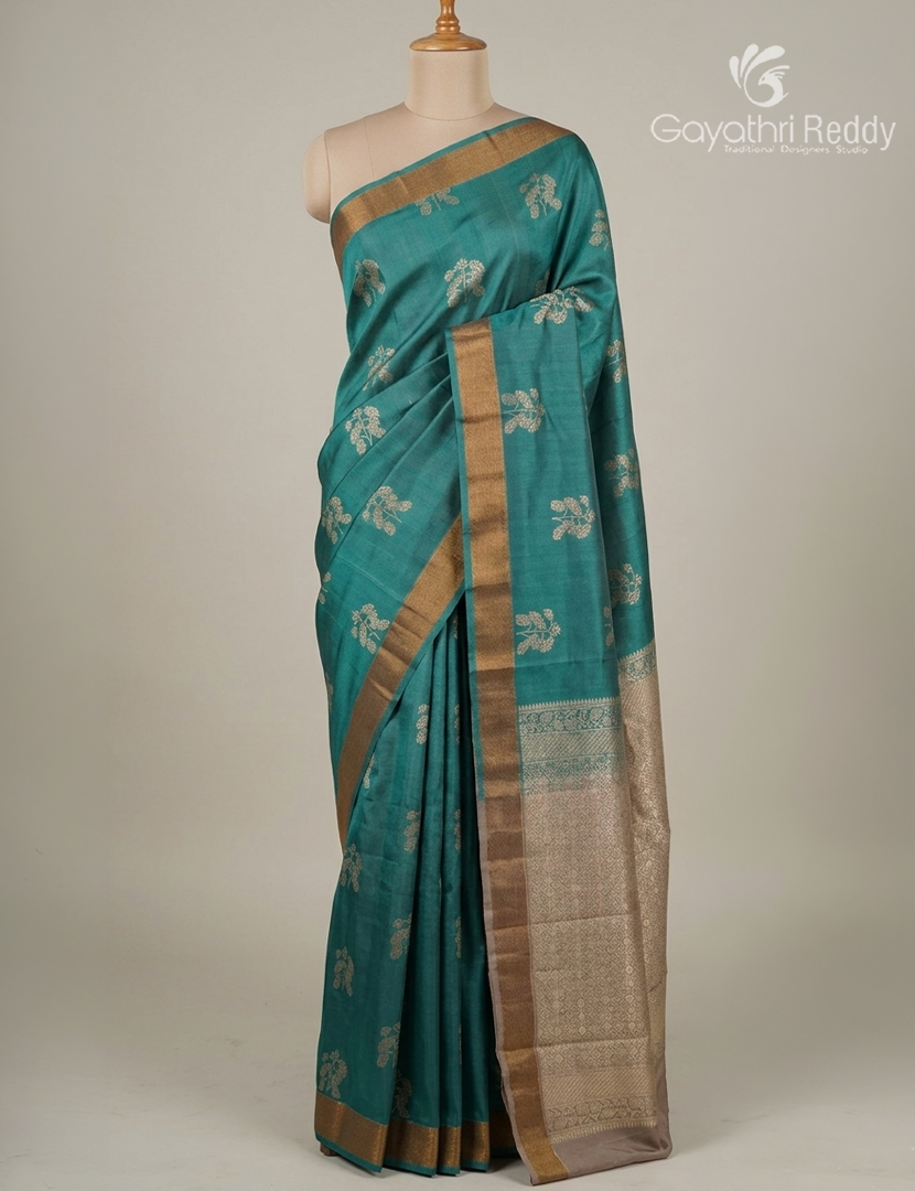 Pure Kanchipuram Silk Saree in Green ( Small Borders )