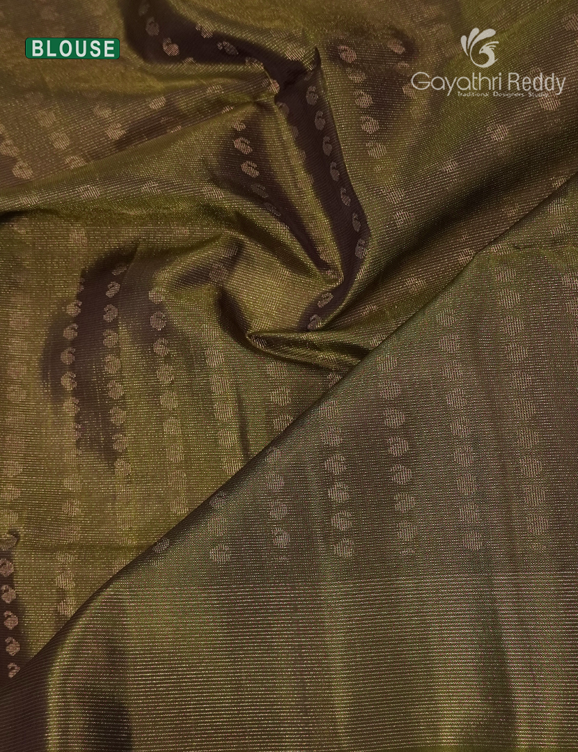 Pure  Kanchipuram Light Weight Silk Saree in Deep Onion Pink and Mehendi Green