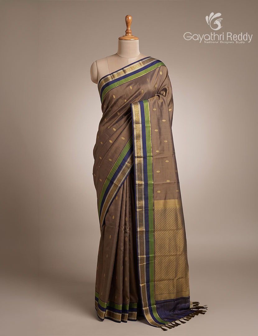 Pure Kanchipuram Silk Vintage Saree in Dual Tone of Dusty Brown and Black