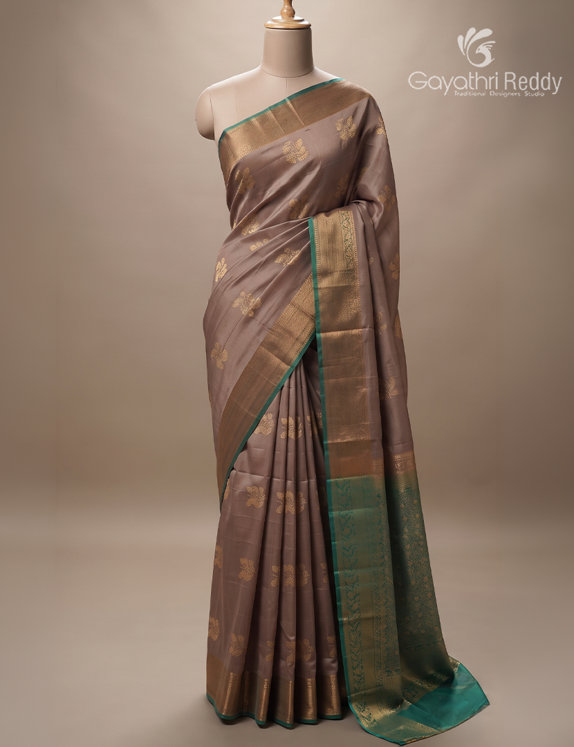 Pure Kanchipuram Silk Saree in Golden Beige and Rama Green ( Small Borders )