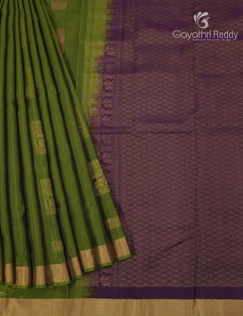 Pure Kanchipuram Silk Saree in Green and Deep Purple ( Small Borders )