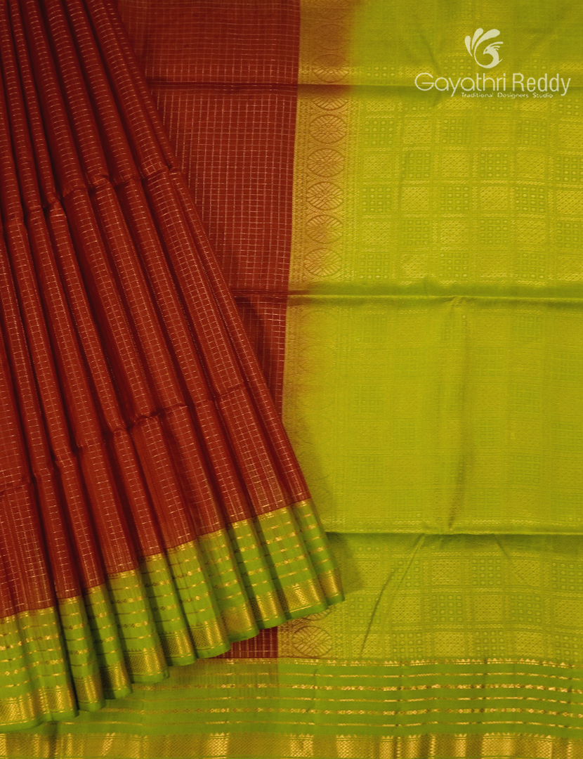 Pure Kanchipuram Vintage Silk Sare in Rust Red and Parrot Green