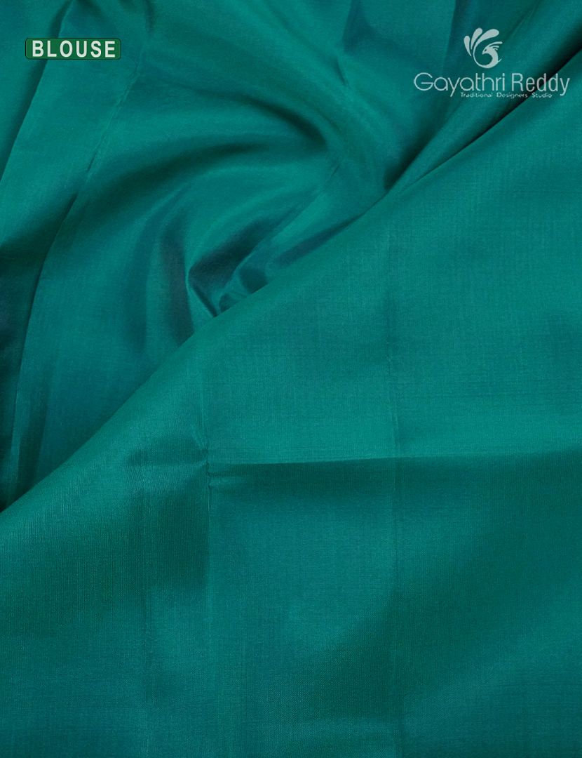 Pure Kanchipuram Silk  Saree in Grey ( Butta Style )