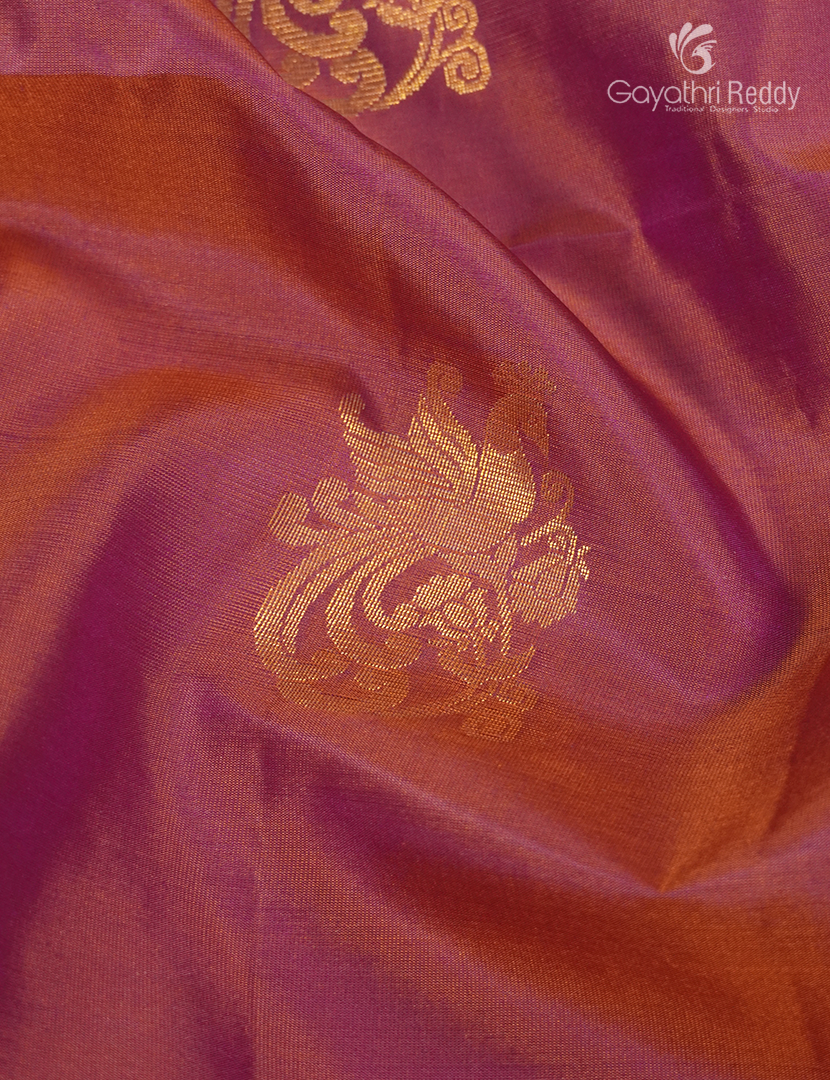 Pure Kanchi Vintage Saree in  Dual tone of Magenta Pink and  Vibrant Orange with Deep Snuff
