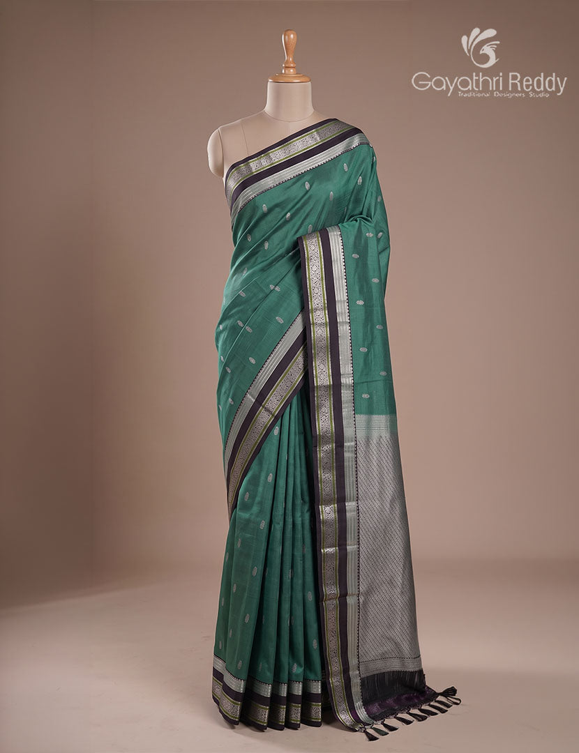 Pure Kanchipuram Silk Vintage Saree in Dual Tone of Sea Green and Black
