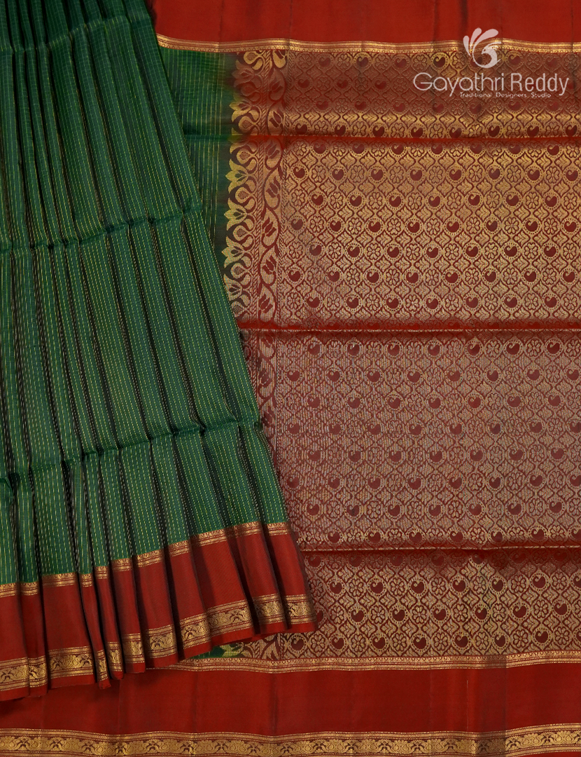 Pure  Kanchipuram Light Weight Silk Saree in Emerald Green and Deep Red