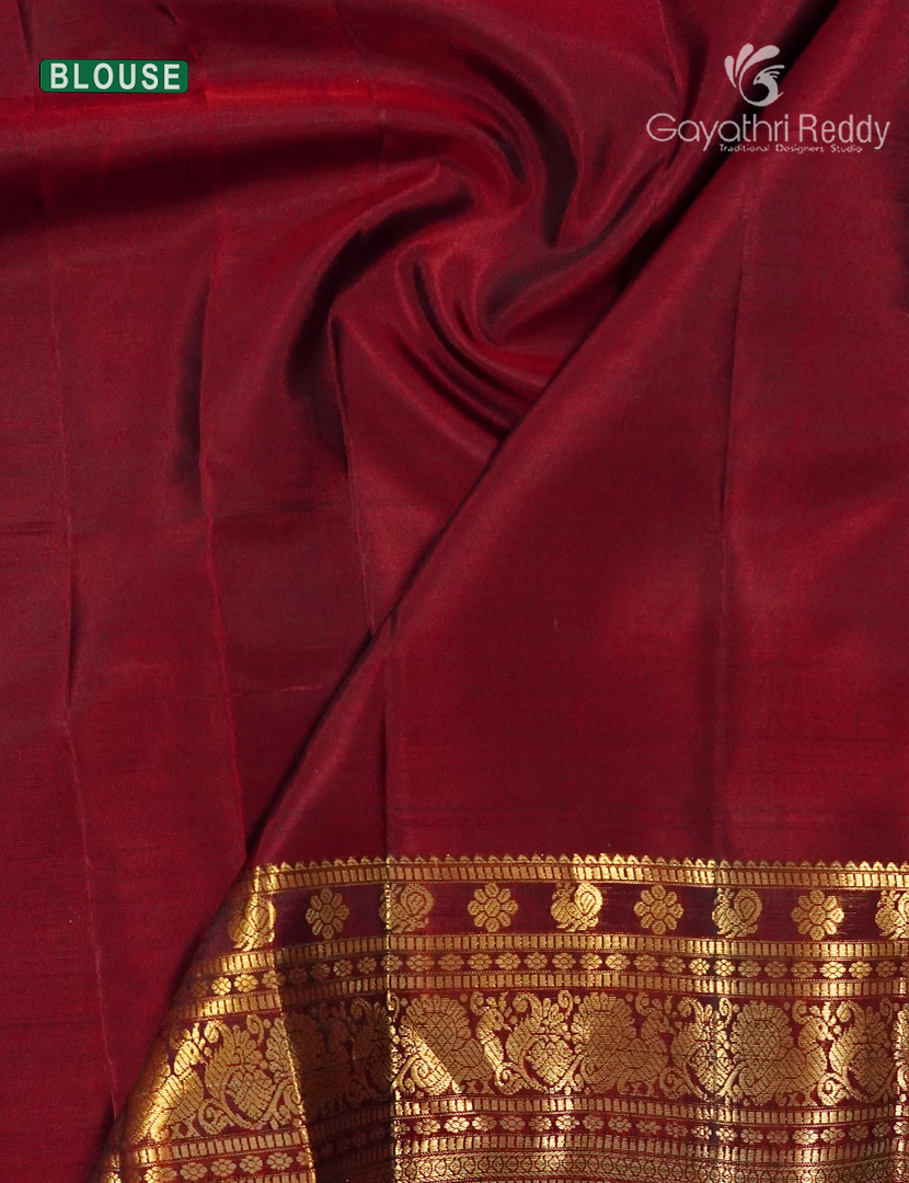 Pure Kanchipuram Silk Saree in Parrot Green and Maroon (Medium Borders )