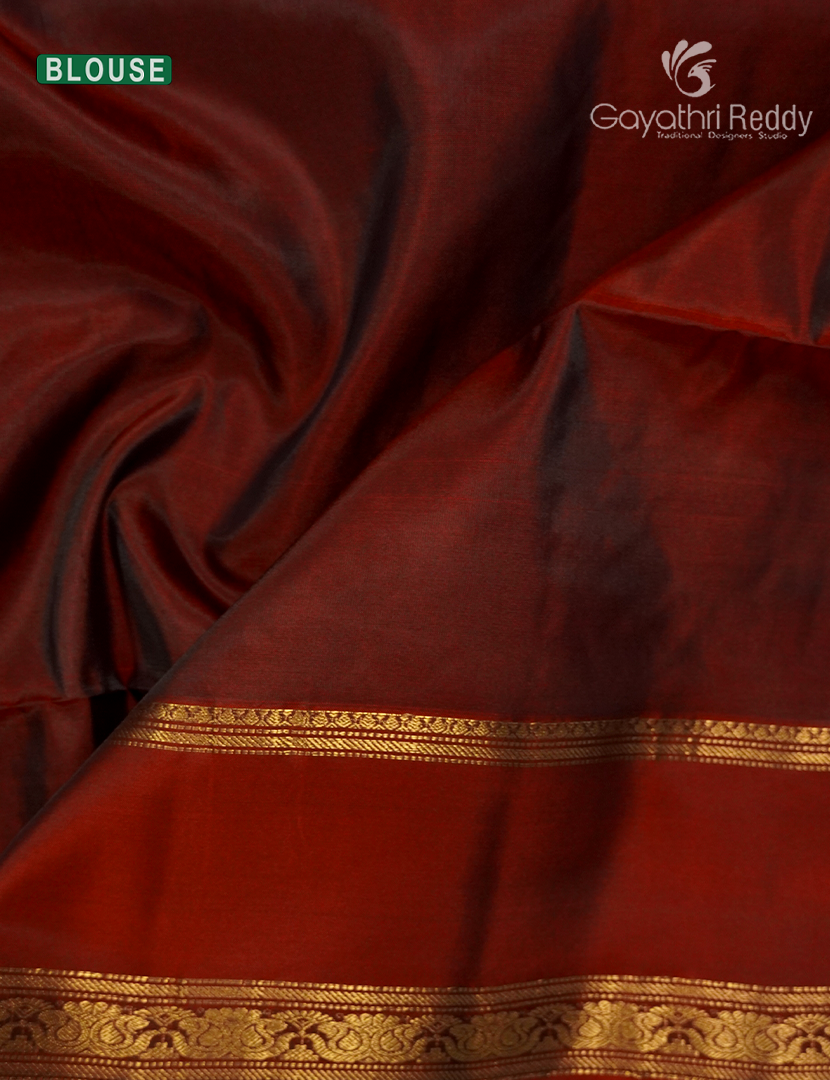 Pure  Kanchipuram Light Weight Silk Saree in Emerald Green and Deep Red