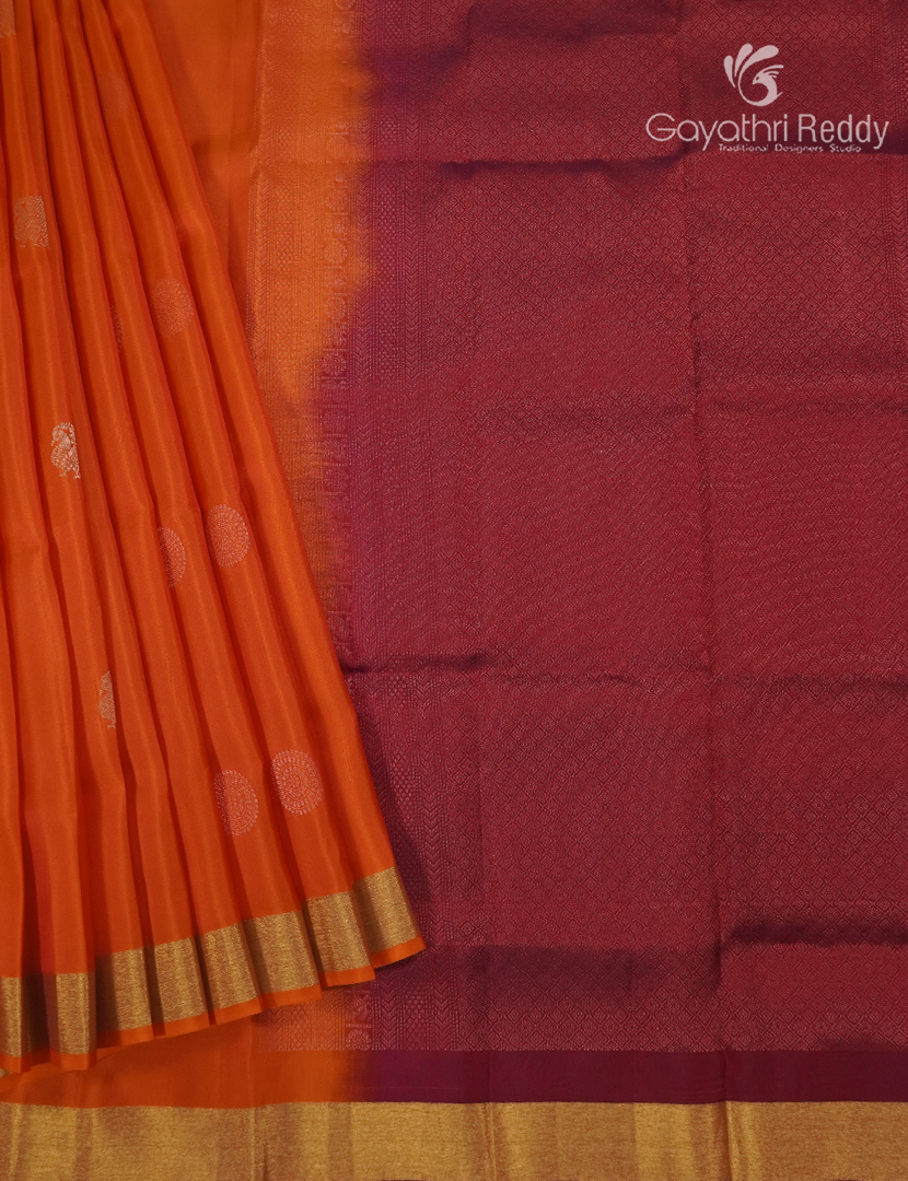 Pure Kanchipuram Silk Saree in Orange and Deep Red ( Small Borders )