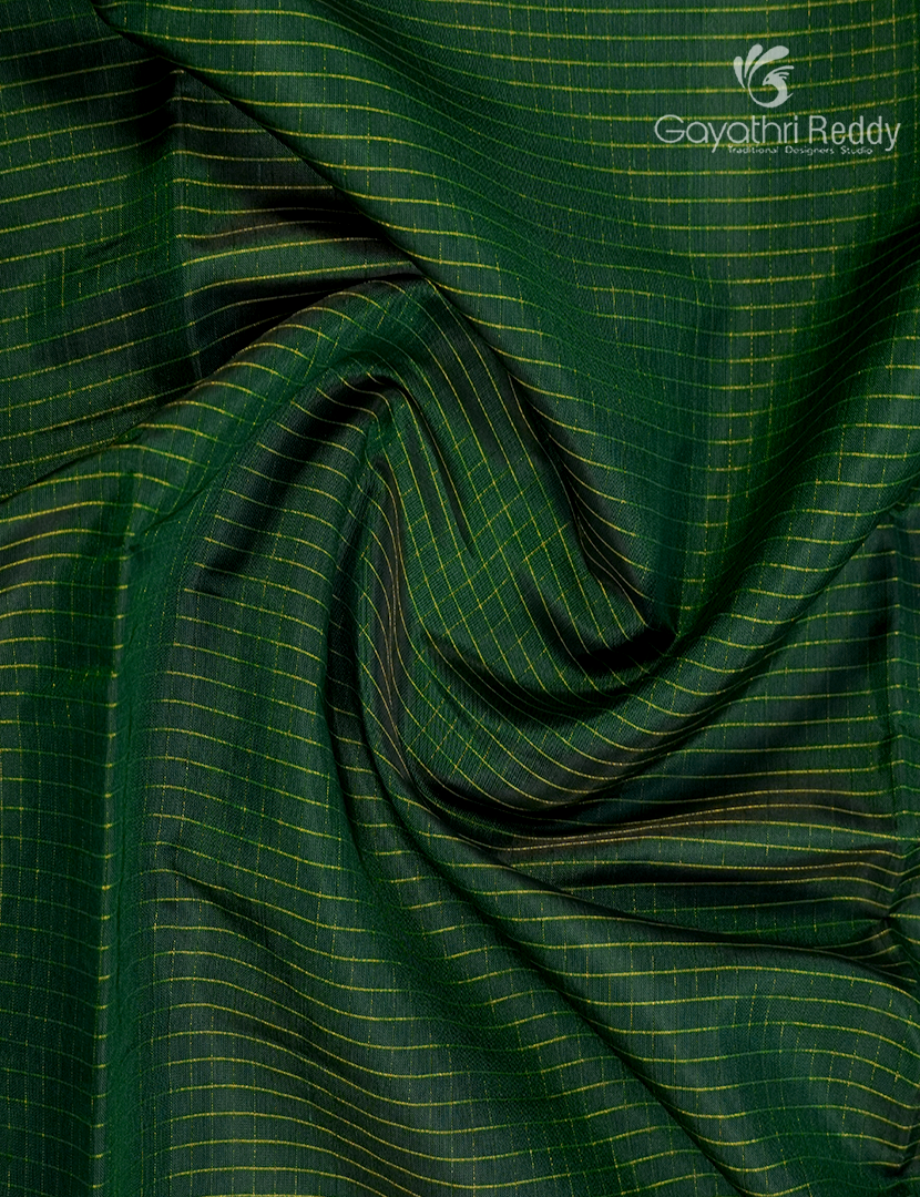 Pure  Kanchipuram Light Weight Silk Saree in Emerald Green and Deep Red