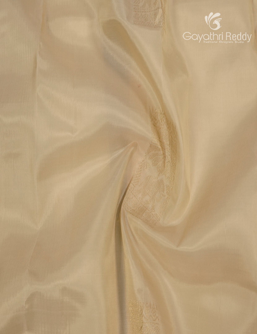 Pure Kanchipuram Silk Saree in Cream and Pista Green ( Small Borders )