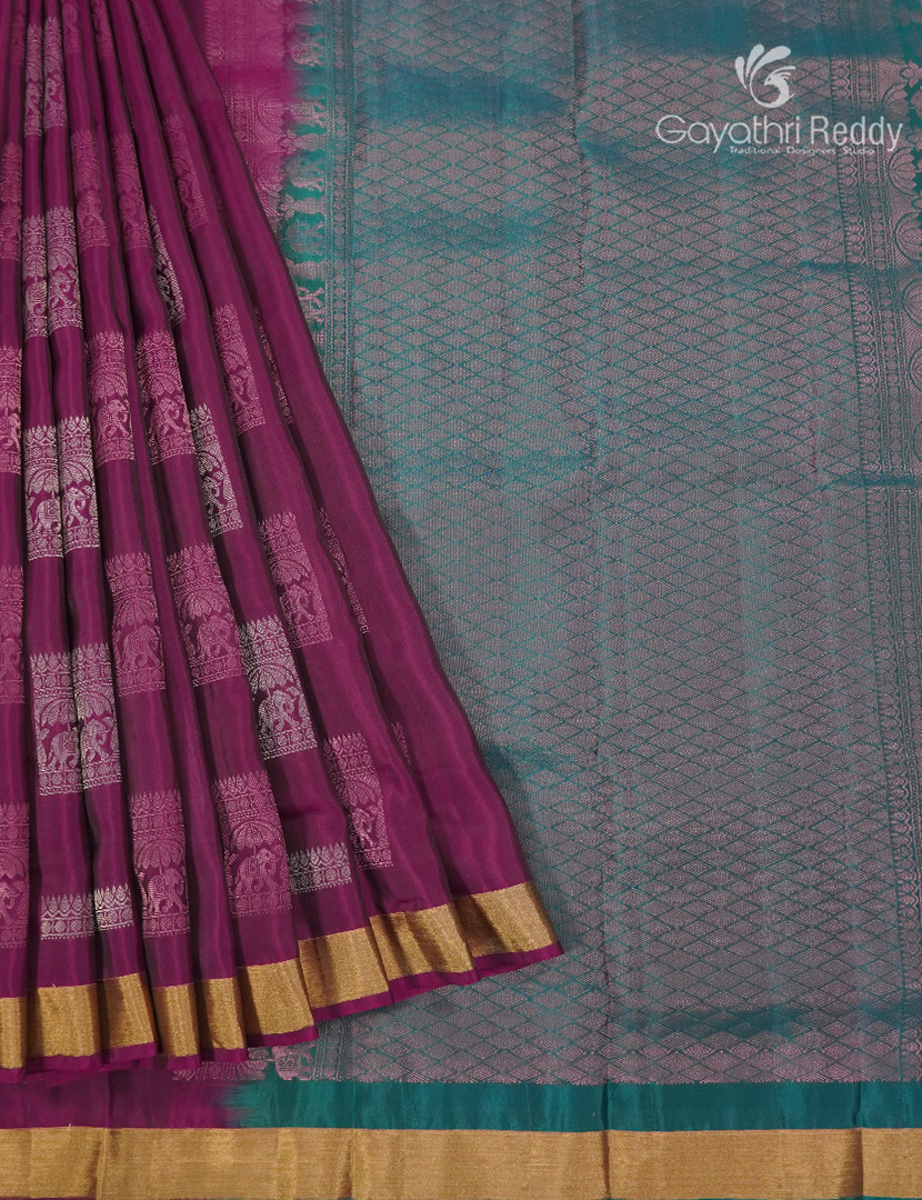 Pure Kanchipuram Silk Saree in Deep Magenta and Rama Green ( Small Borders )